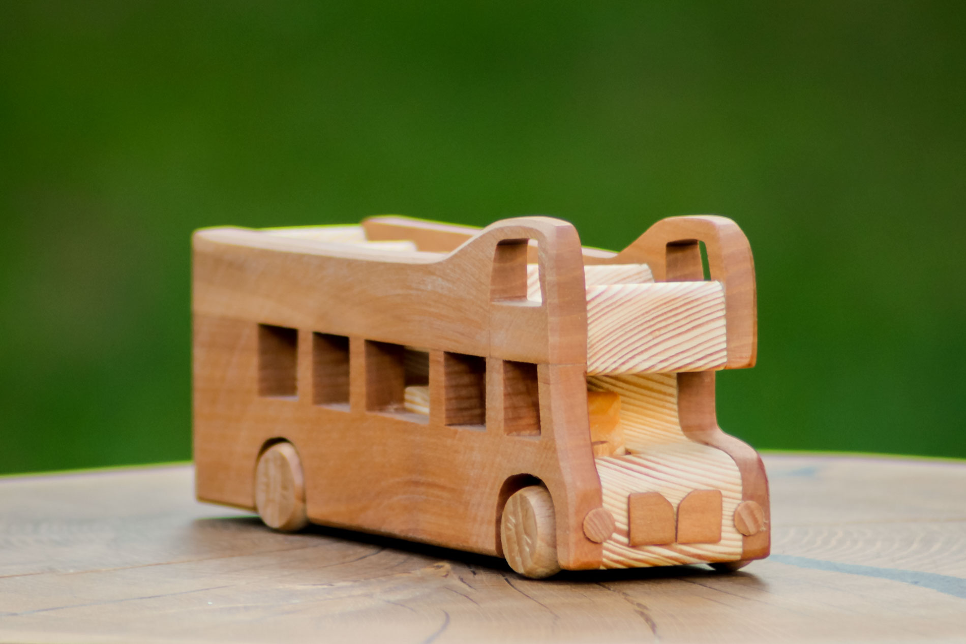 Drewniany model autobusu 