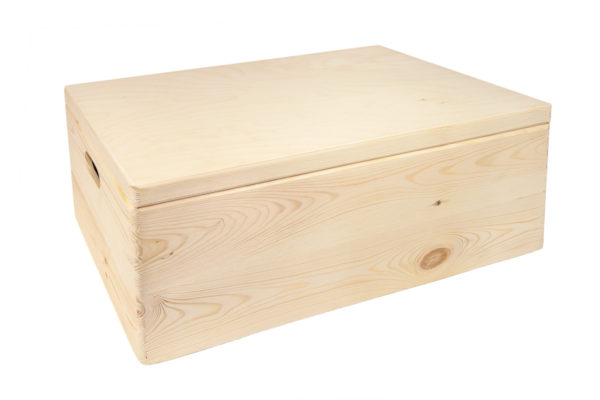Drewniany kufer, pudło z deklem