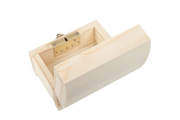 Drewniana szkatułka zamykana na kluczyk