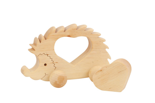 Drewniana figurka jeżyka z sercem