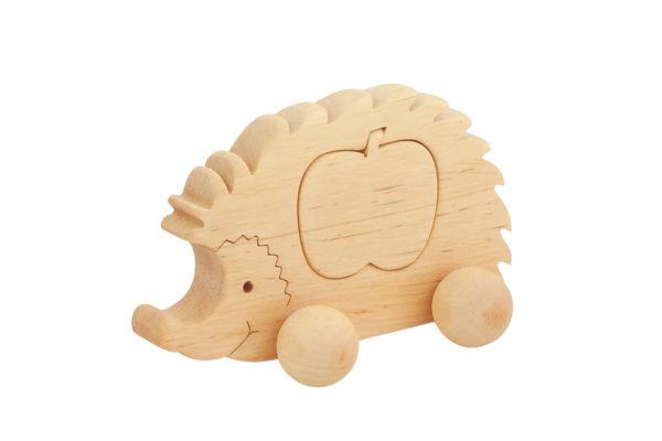 Drewniana figurka jeżyka z jabłkiem