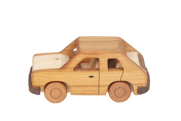 Duży, drewniany model auta "Maluch"