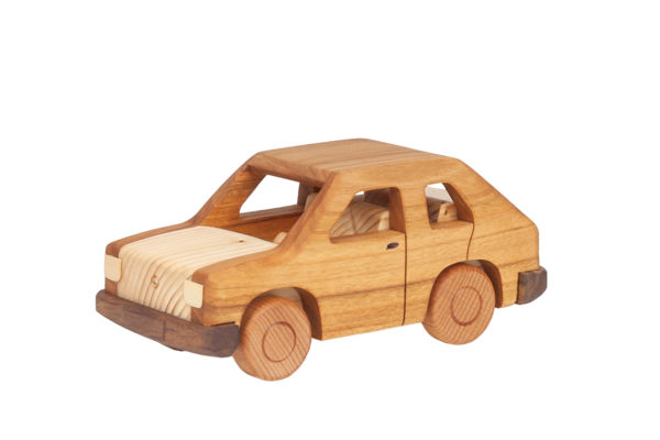 Duży, drewniany model auta "Maluch"