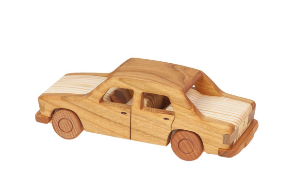 Duży, drewniany model auta "Fiat 125p"