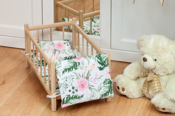 Drewniane łóżeczko dla lalek z pościelą