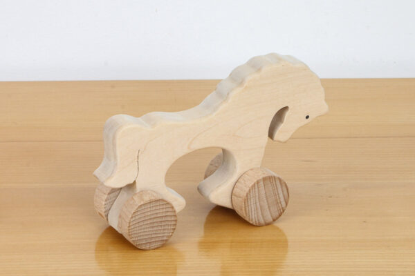 Koń - drewniana figurka na kołach