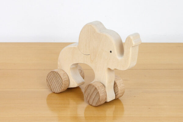Słoń - drewniana figurka na kołach