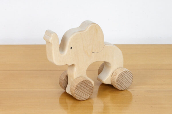 Słoń - drewniana figurka na kołach