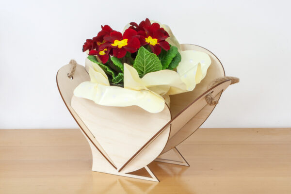 Drewniany koszyczek, osłonka na kwiaty w kształcie serca