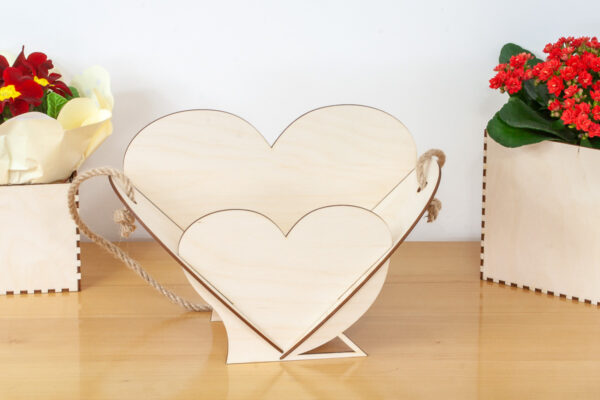 Drewniany koszyczek, osłonka na kwiaty w kształcie serca