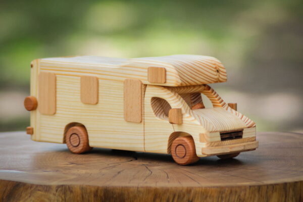 "Kamper" model z drewna - skarbonka