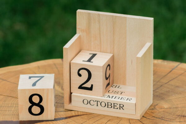 Kalendarz wieczny z drewna, wersja angielska